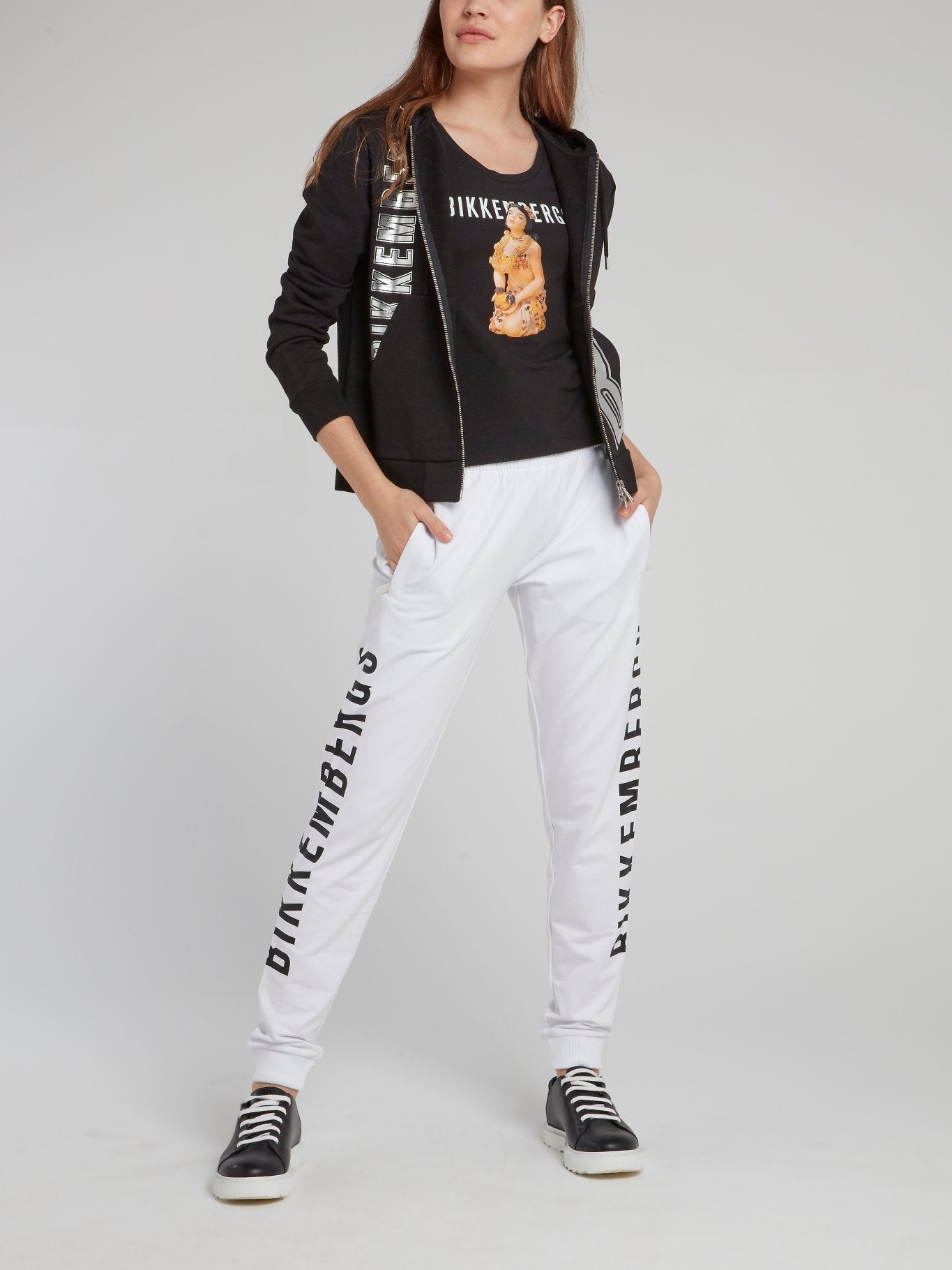 Черная толстовка с капюшоном с блестящими надписями