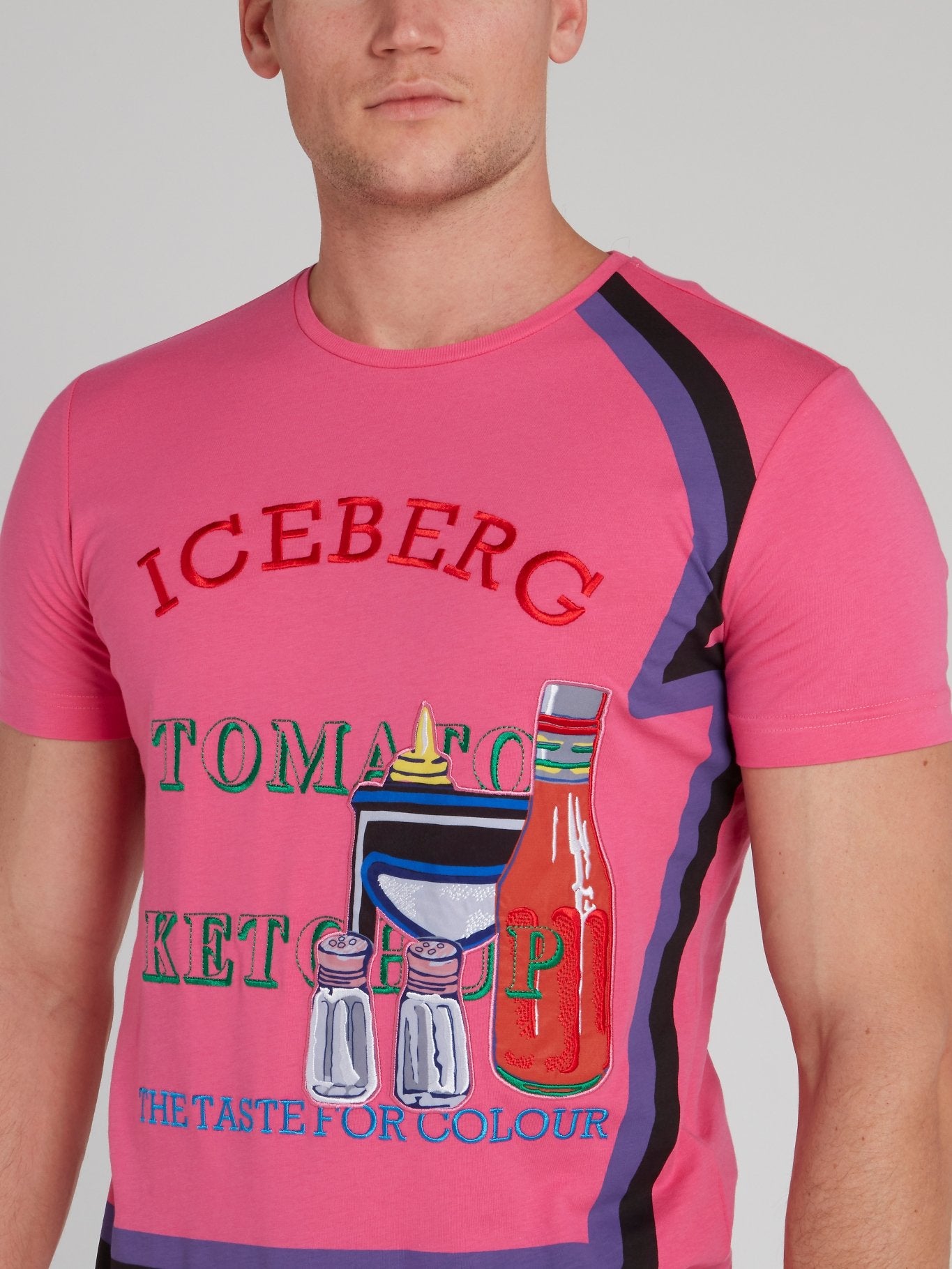 Розовая футболка с вышитым рисунком