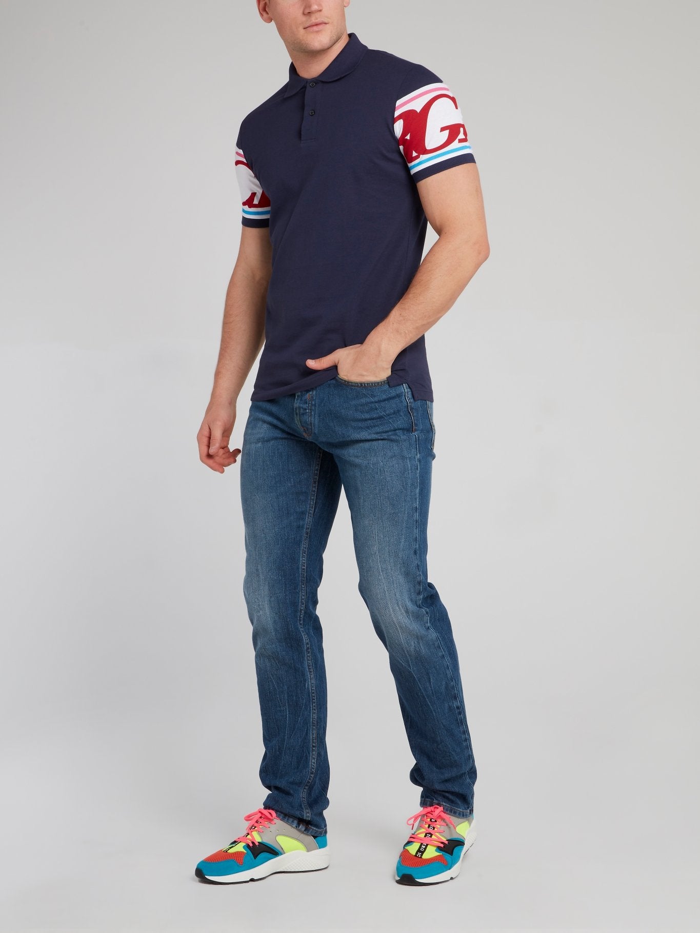 Темно-синяя рубашка поло с логотипом на спине 