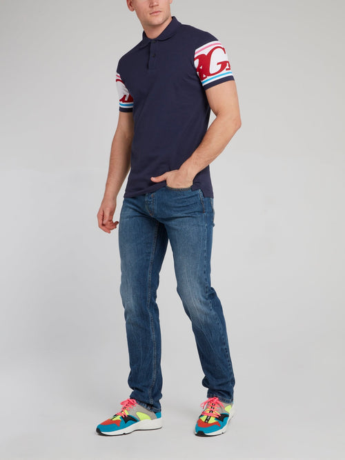 Темно-синяя рубашка поло с логотипом на спине 