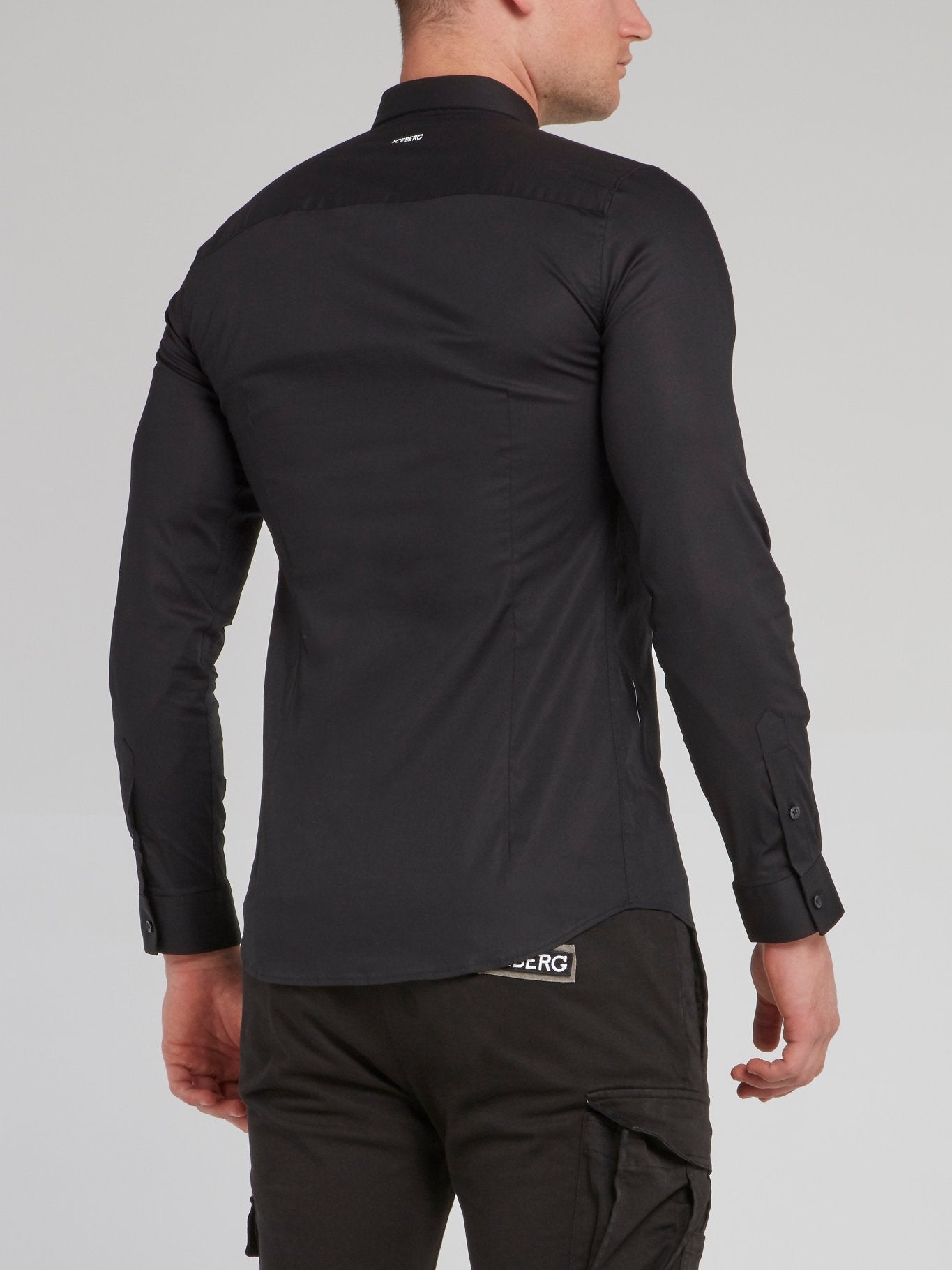 Черная рубашка с длинными рукавами и логотипом