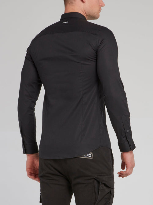 Черная рубашка с длинными рукавами и логотипом