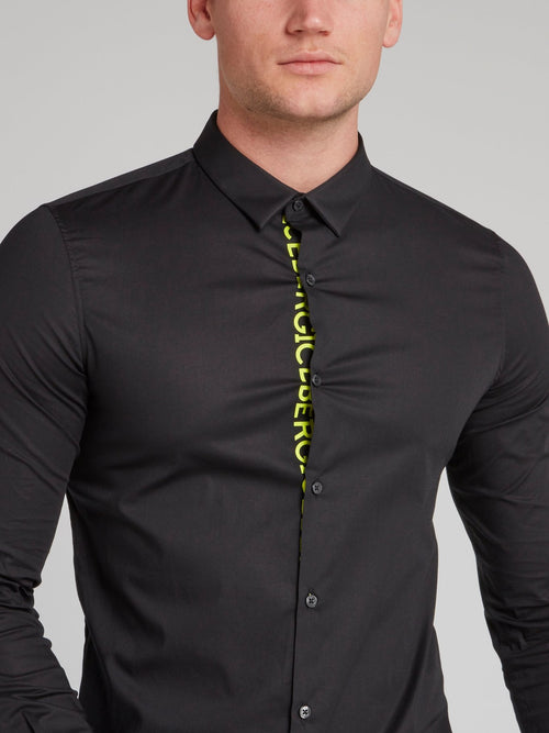 Черная рубашка с длинными рукавами и логотипом
