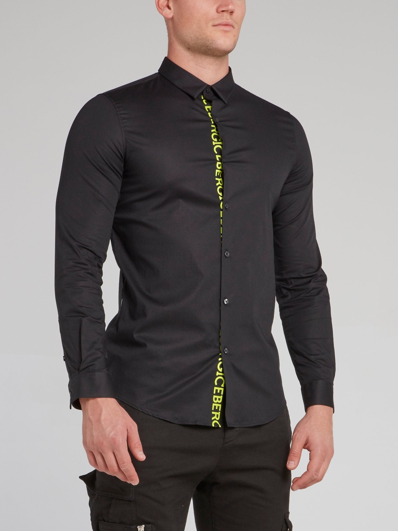 Черная рубашка с длинными рукавами и логотипом