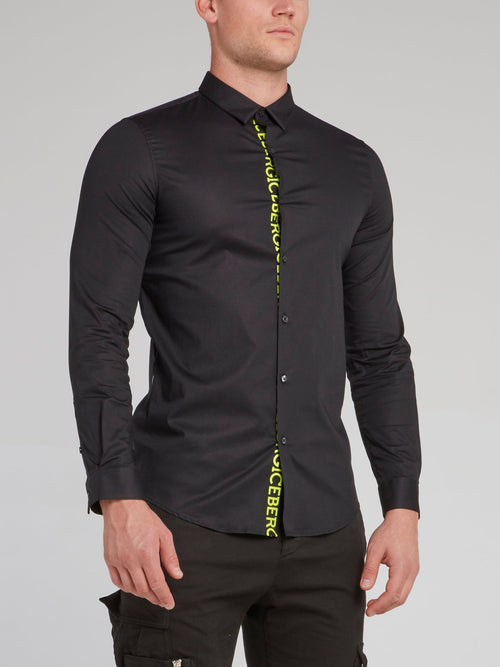 Черная рубашка с длинными рукавами и логотипом