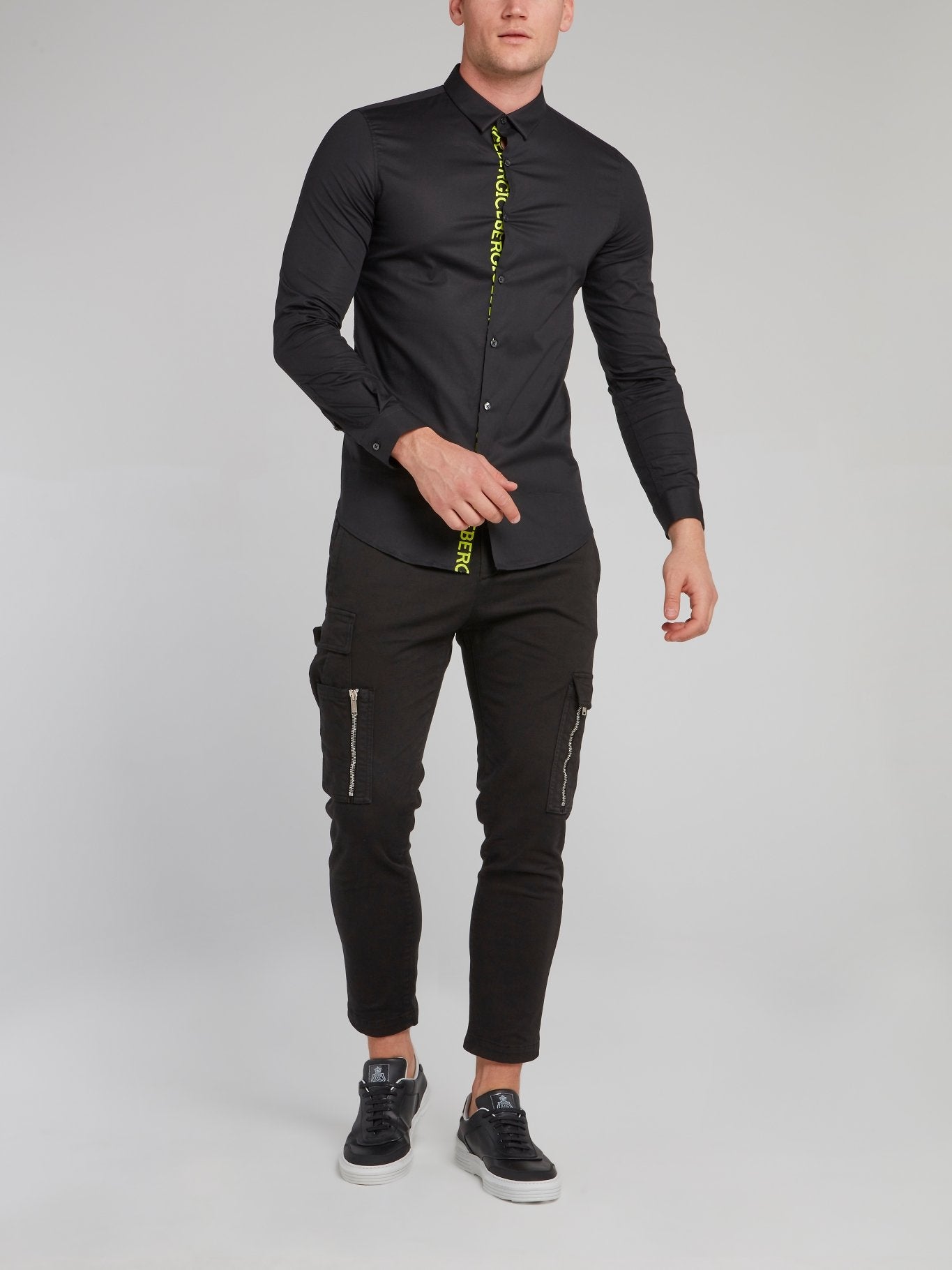 Черная рубашка с длинными рукавами и логотипом