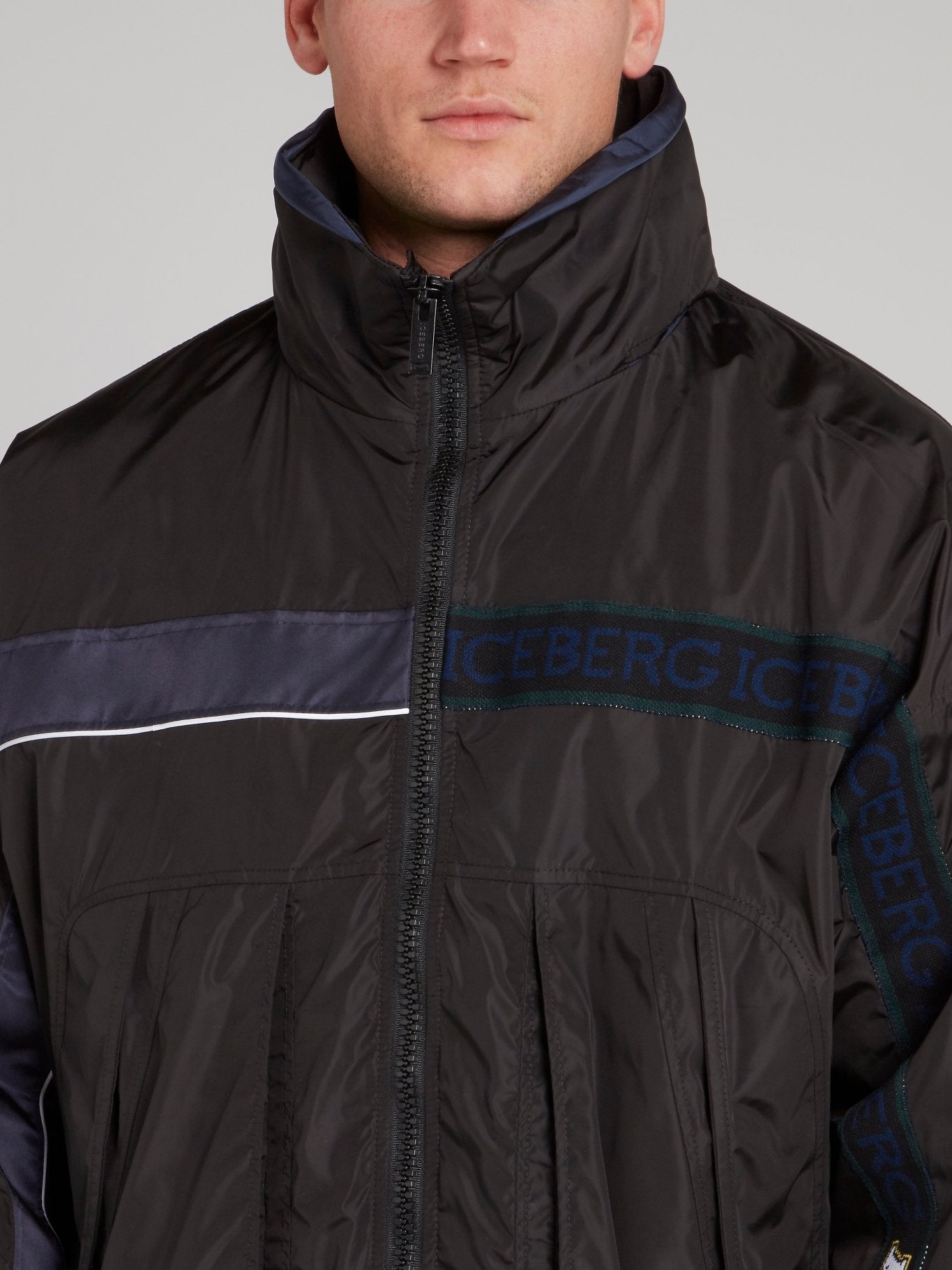 Черная спортивная куртка из нейлона