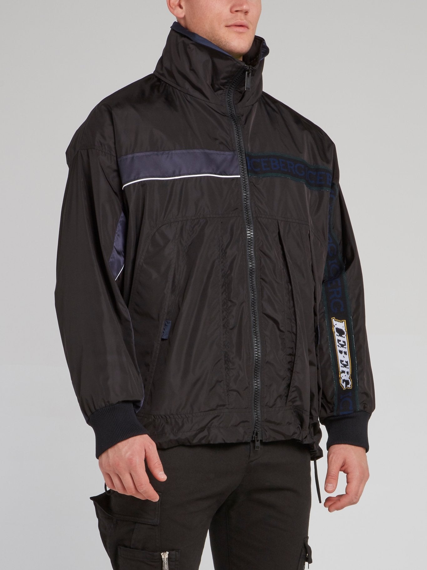 Черная спортивная куртка из нейлона