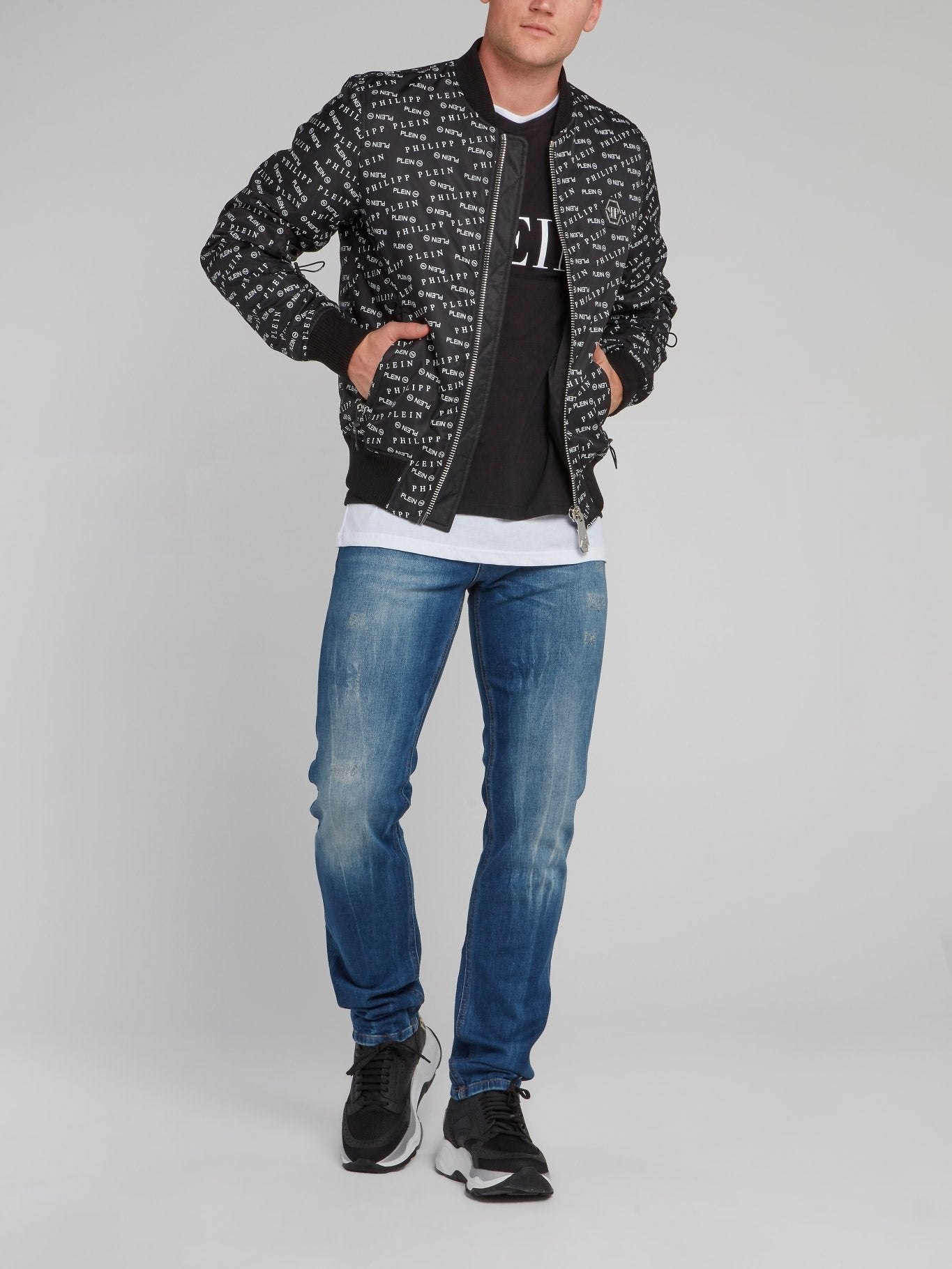 Черная футболка с логотипом