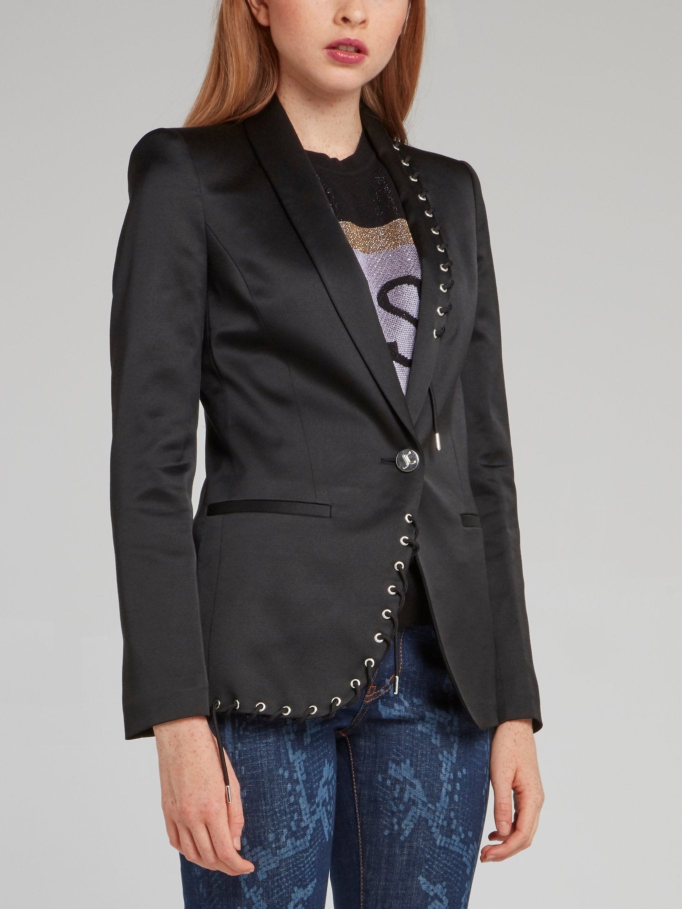 Черный пиджак с люверсами по краю