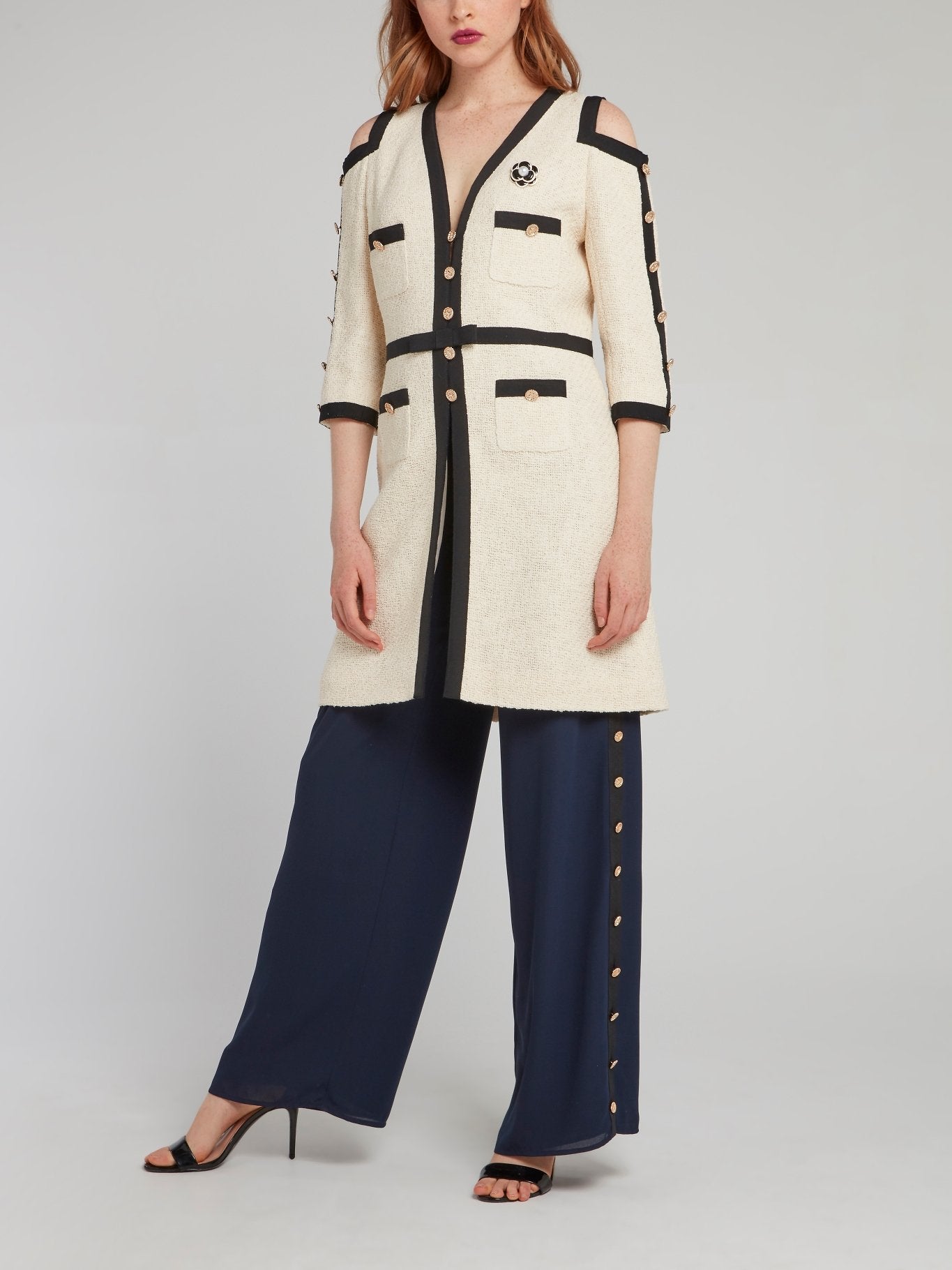 Бежевое длинное пальто с открытыми плечами