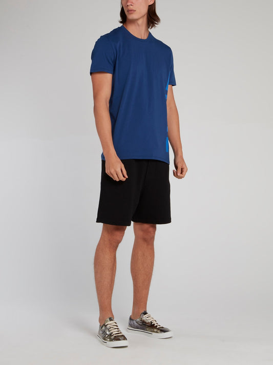 Синяя футболка с логотипом сбоку