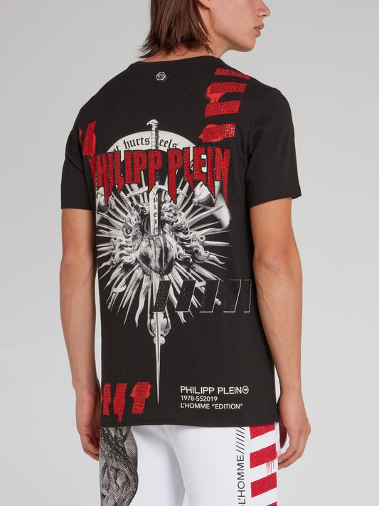 Черная футболка с изображением черепа и красными стразами