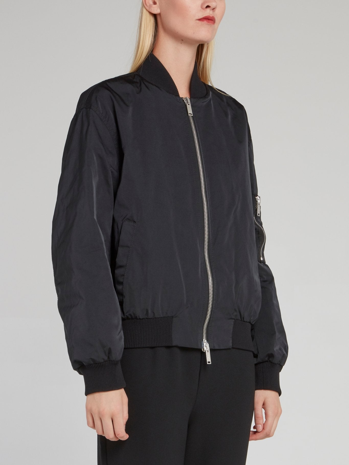 Черный бомбер с вышитым на спине логотипом