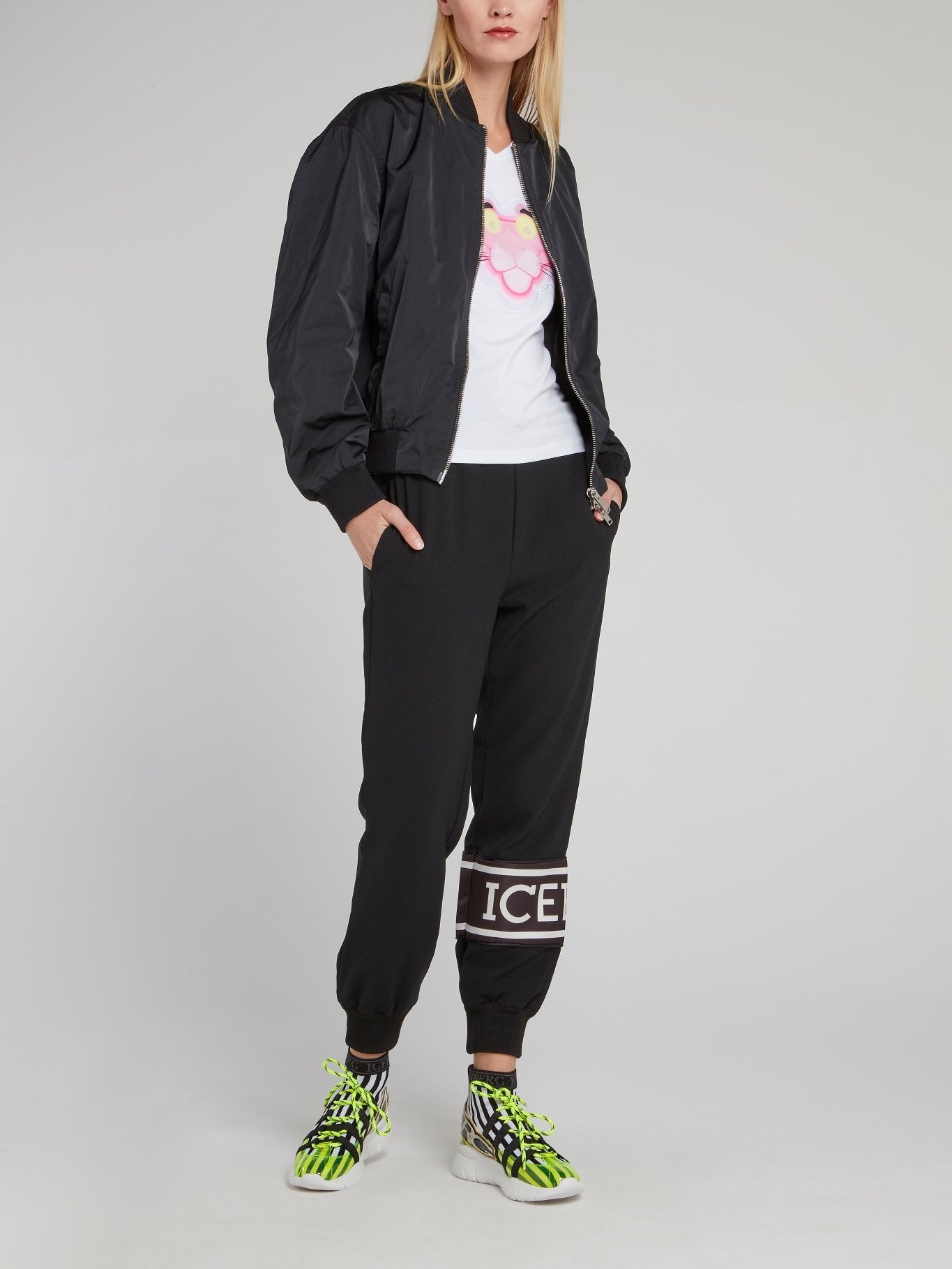 Черный бомбер с вышитым на спине логотипом