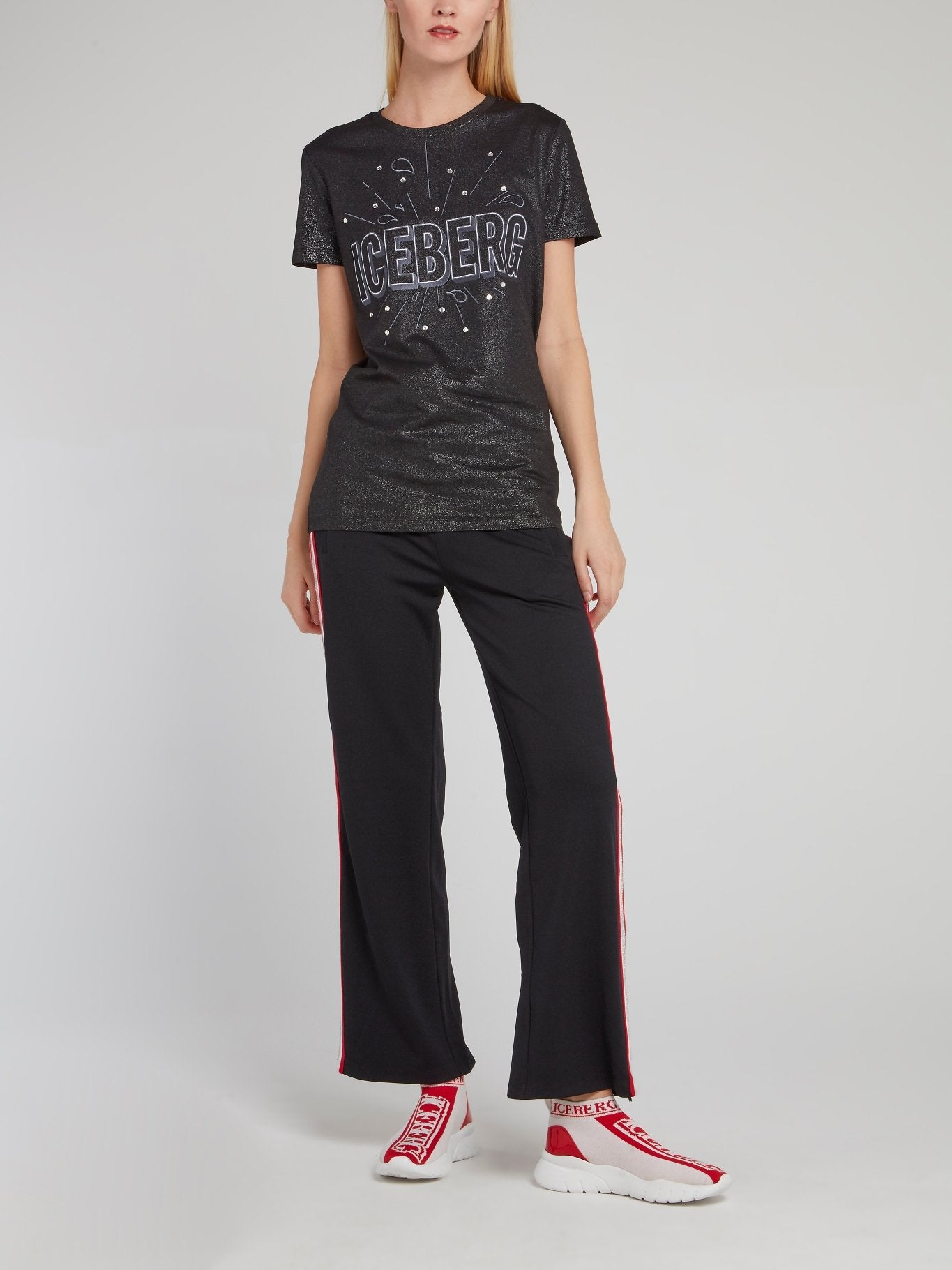 Черная блестящая футболка с логотипом