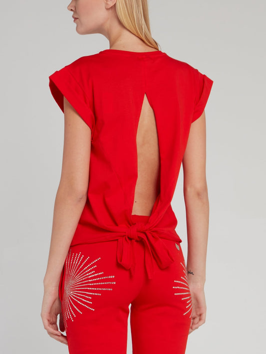 Красная футболка с разрезом на спине и монограммой из страз