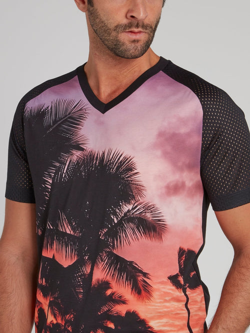 Черная футболка с принтом и перфорацией