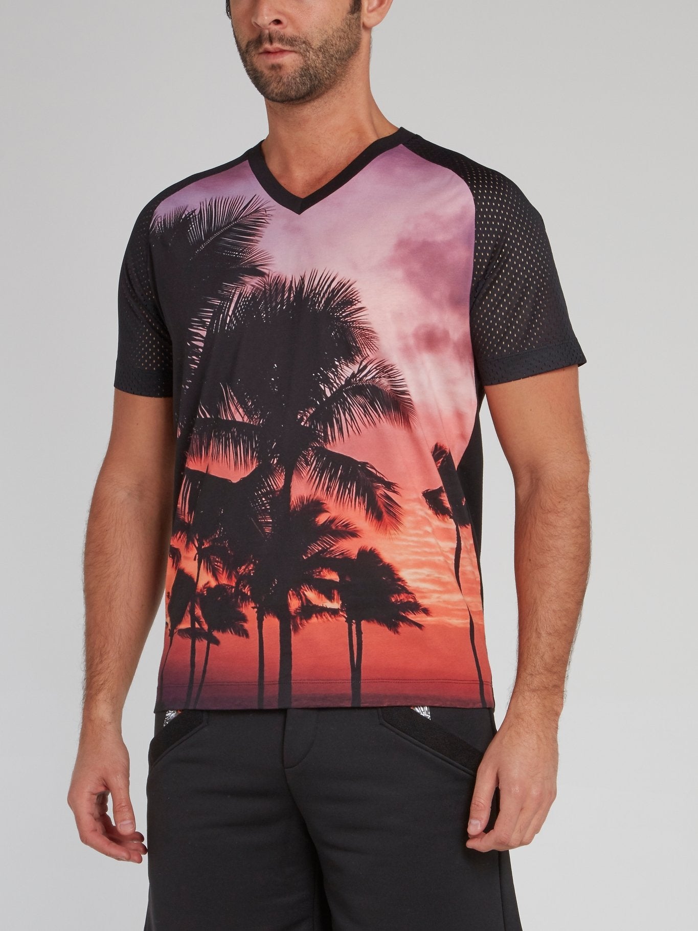 Черная футболка с принтом и перфорацией