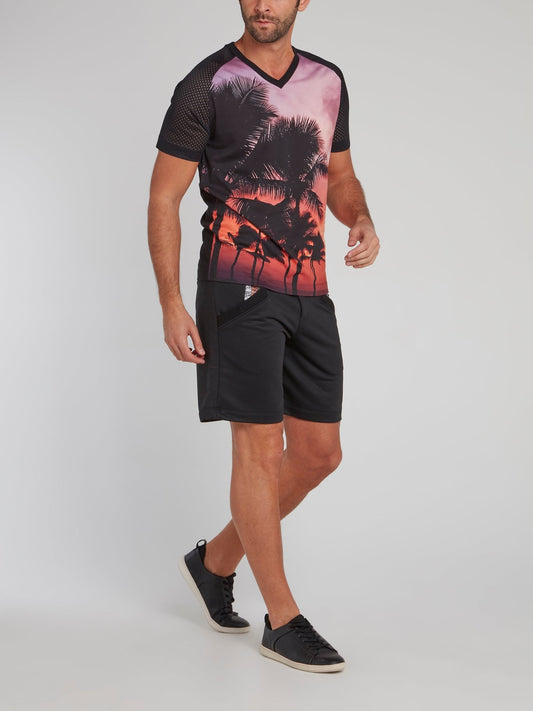 Черная футболка с принтом и перфорацией