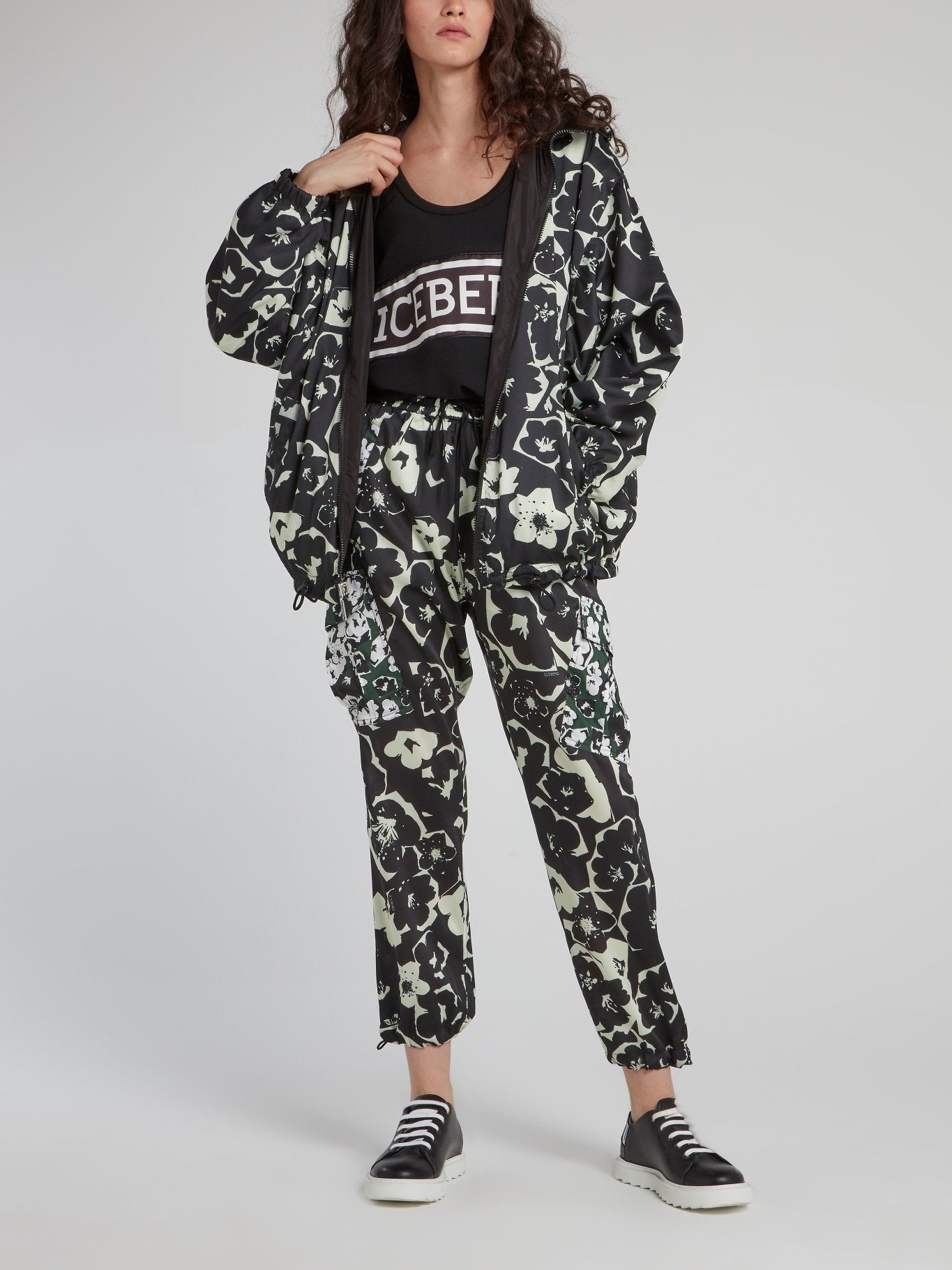 Черные брюки карго с тропическим принтом