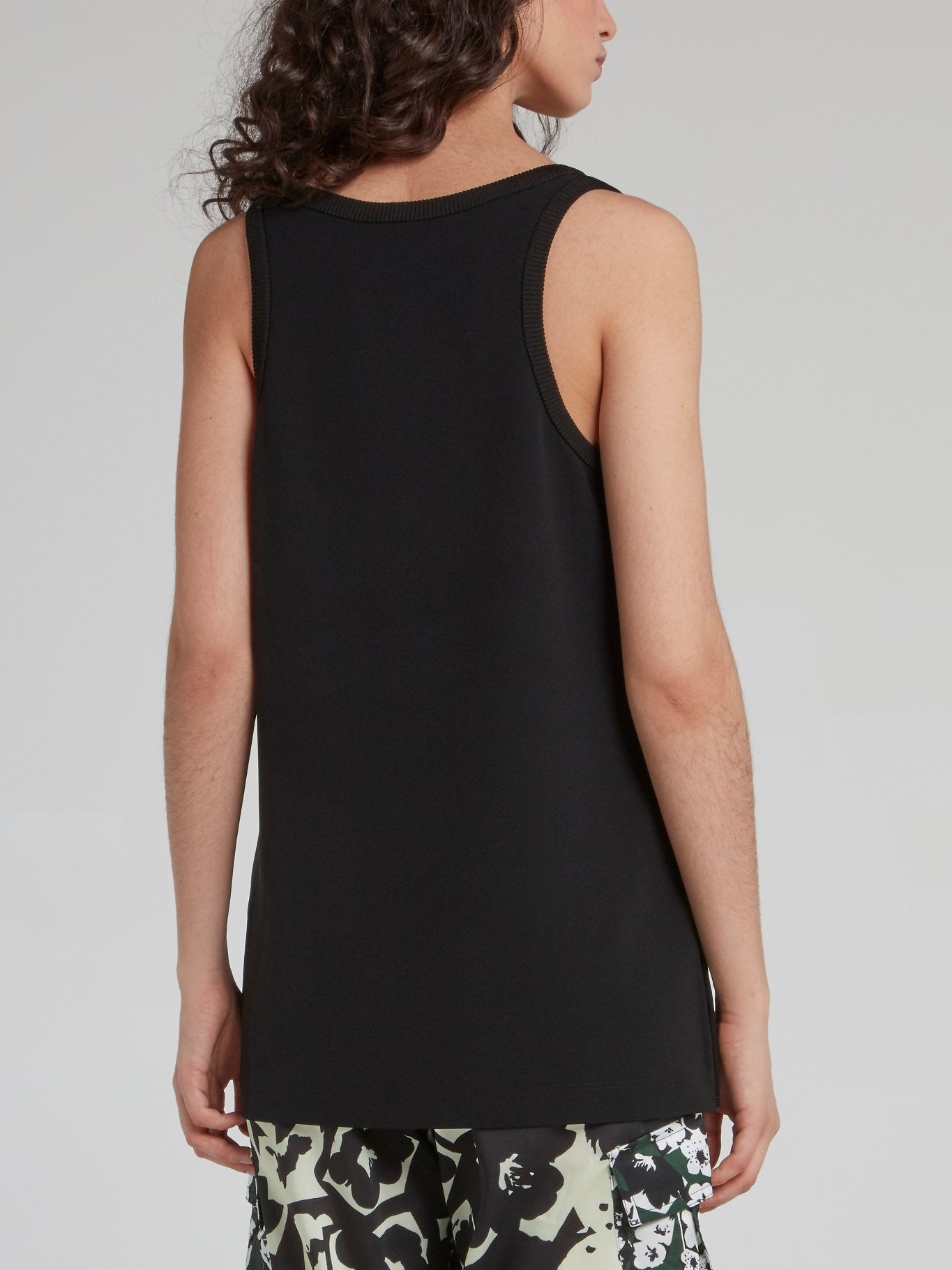 Черная майка с логотипом и краем в рубчик