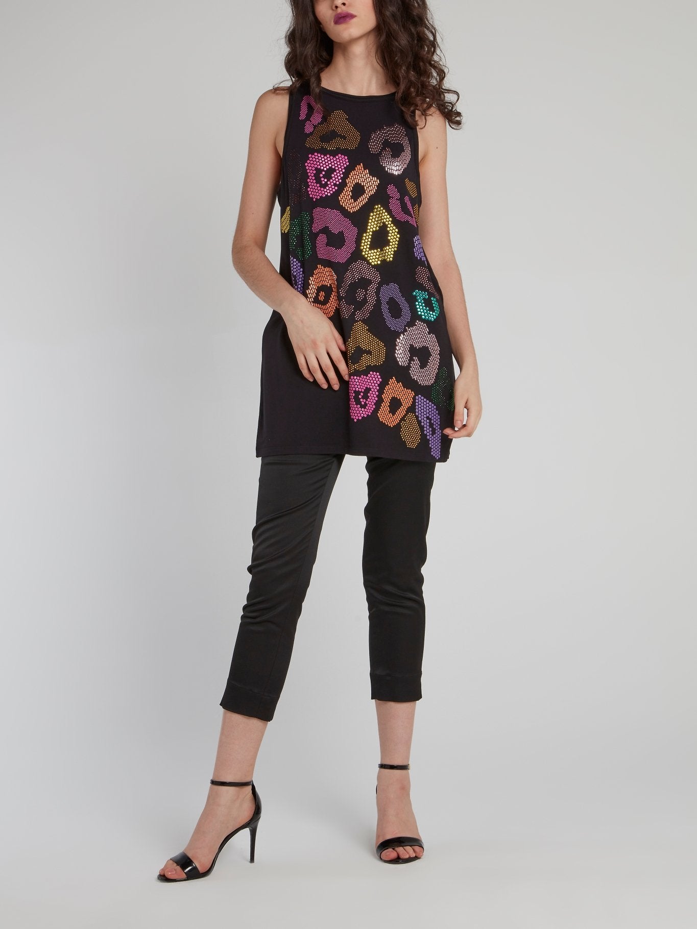 Черная майка с леопардовым принтом из разноцветных страз