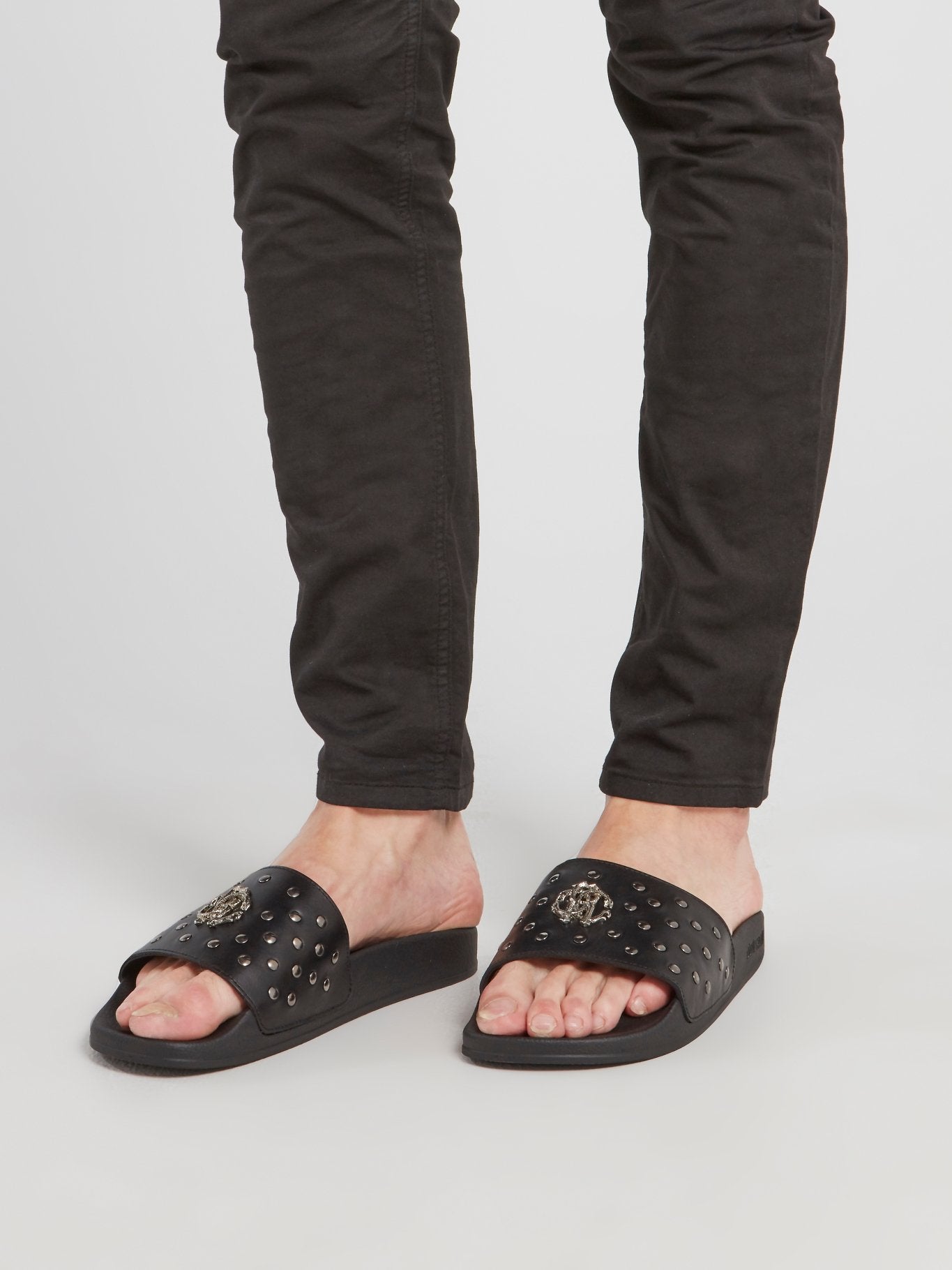 Черные сандалии с логотипом в виде змеи и стразами