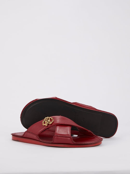 Красные шлепанцы с ремешками крест-накрест и монограммой