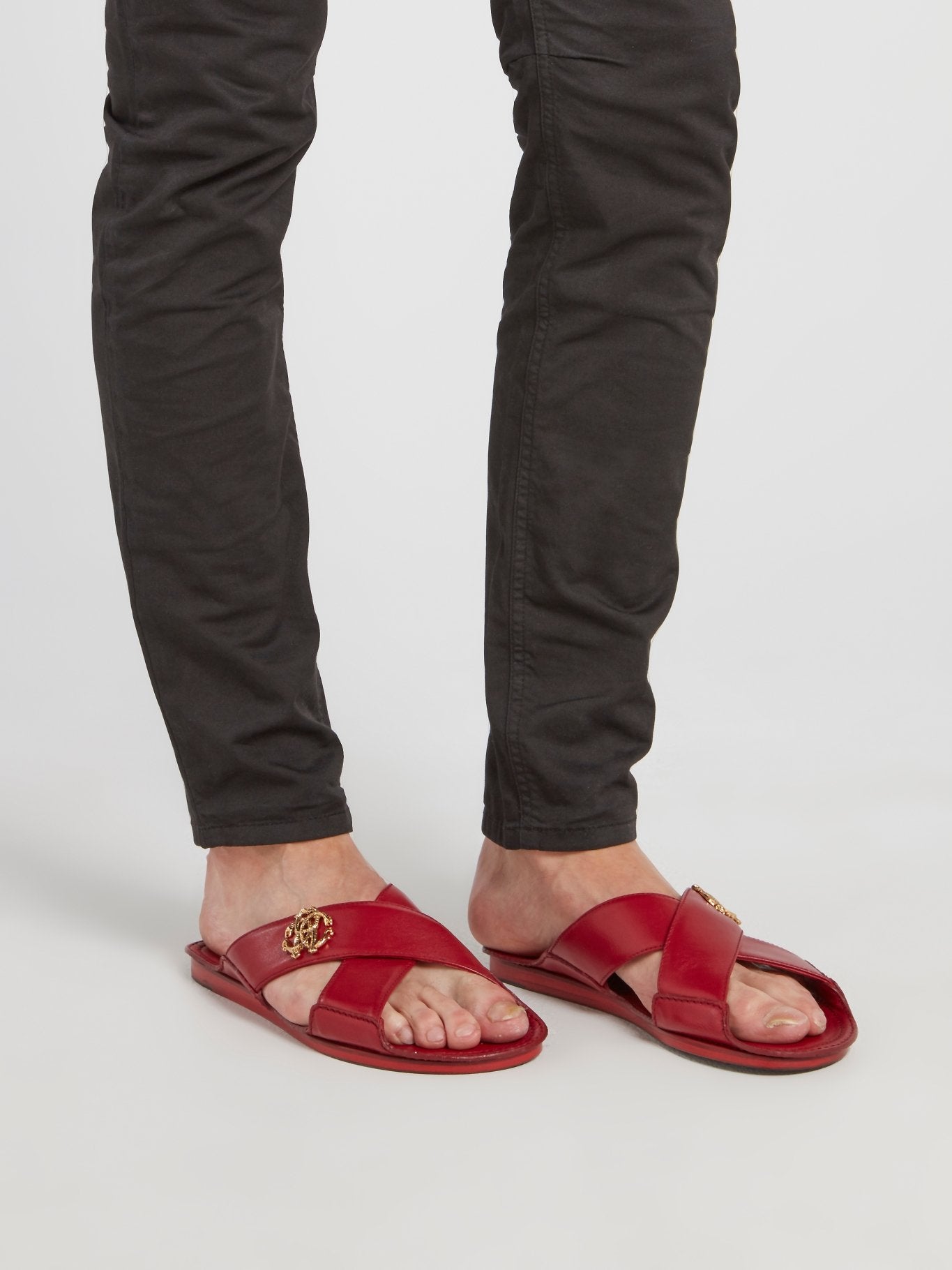 Красные шлепанцы с ремешками крест-накрест и монограммой
