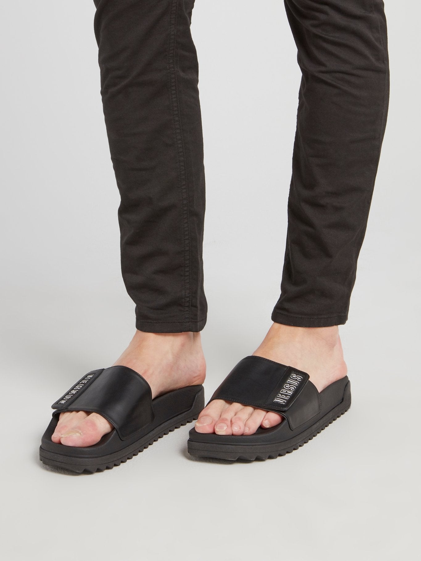 Черные шлепанцы с регулируемым ремешком Ciabattina