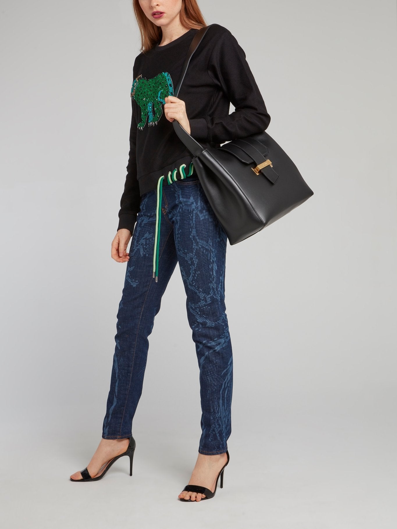 Черная сумка на плечо с клапаном