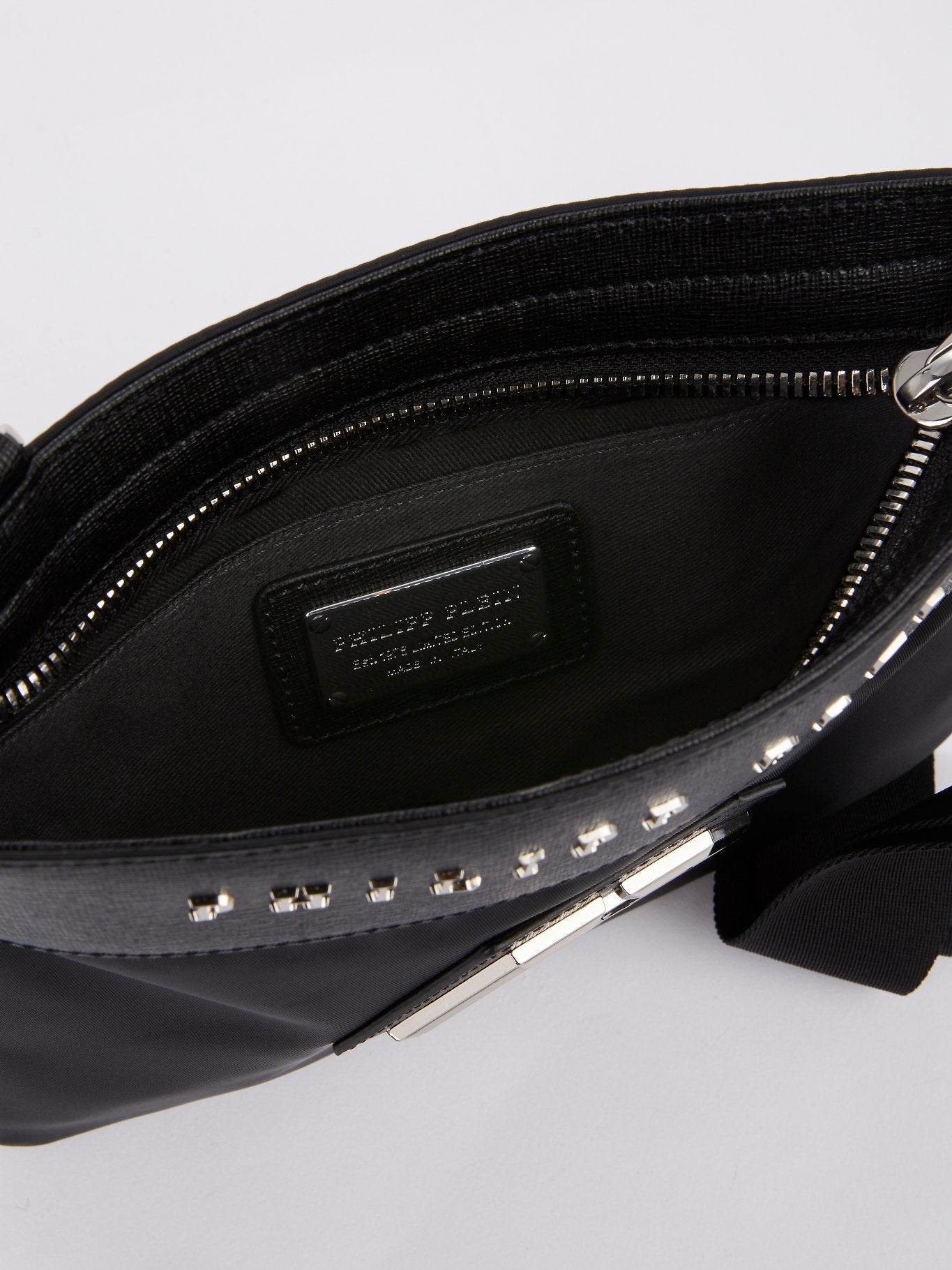 Черная сумка через плечо с монограммой