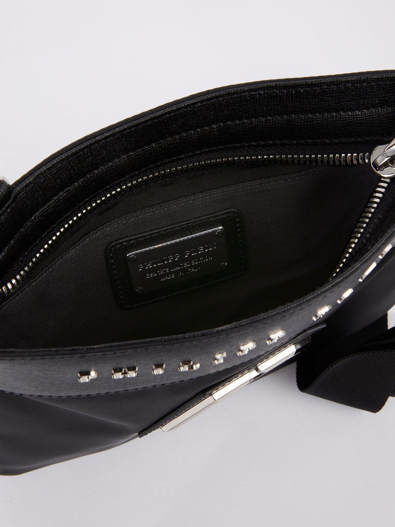 Черная сумка через плечо с монограммой