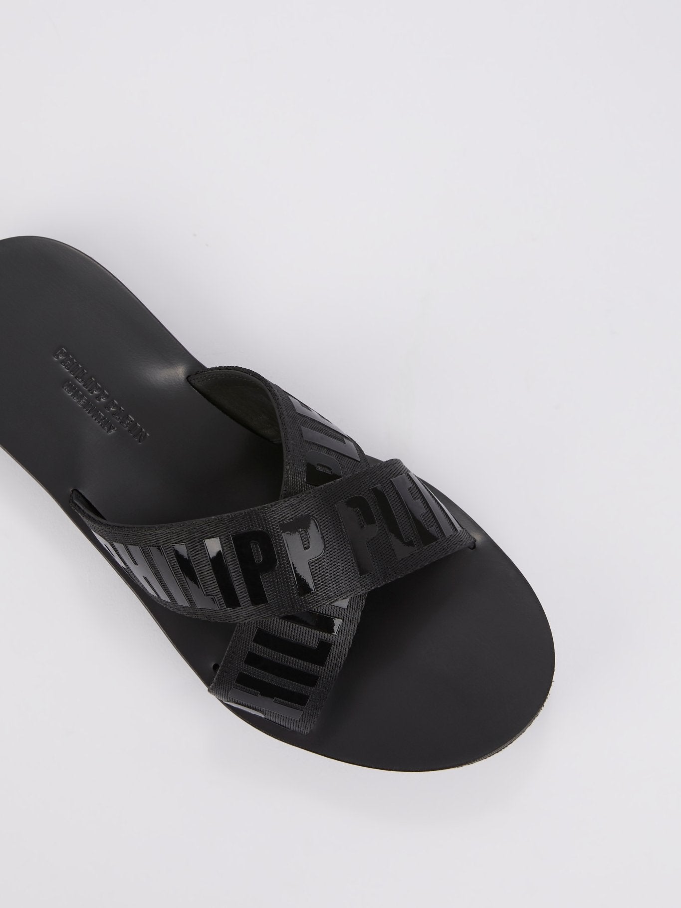 Черные шлепанцы с ремешками крест-накрест и логотипом