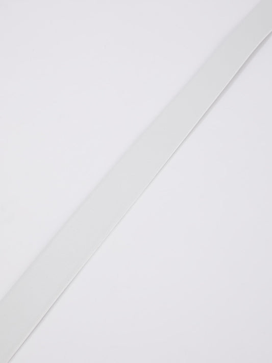 Белый кожаный ремень с логотипом на пряжке