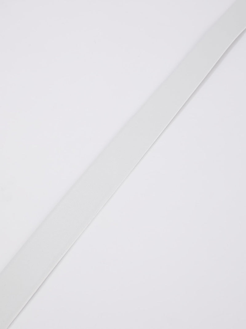 Белый кожаный ремень с логотипом на пряжке