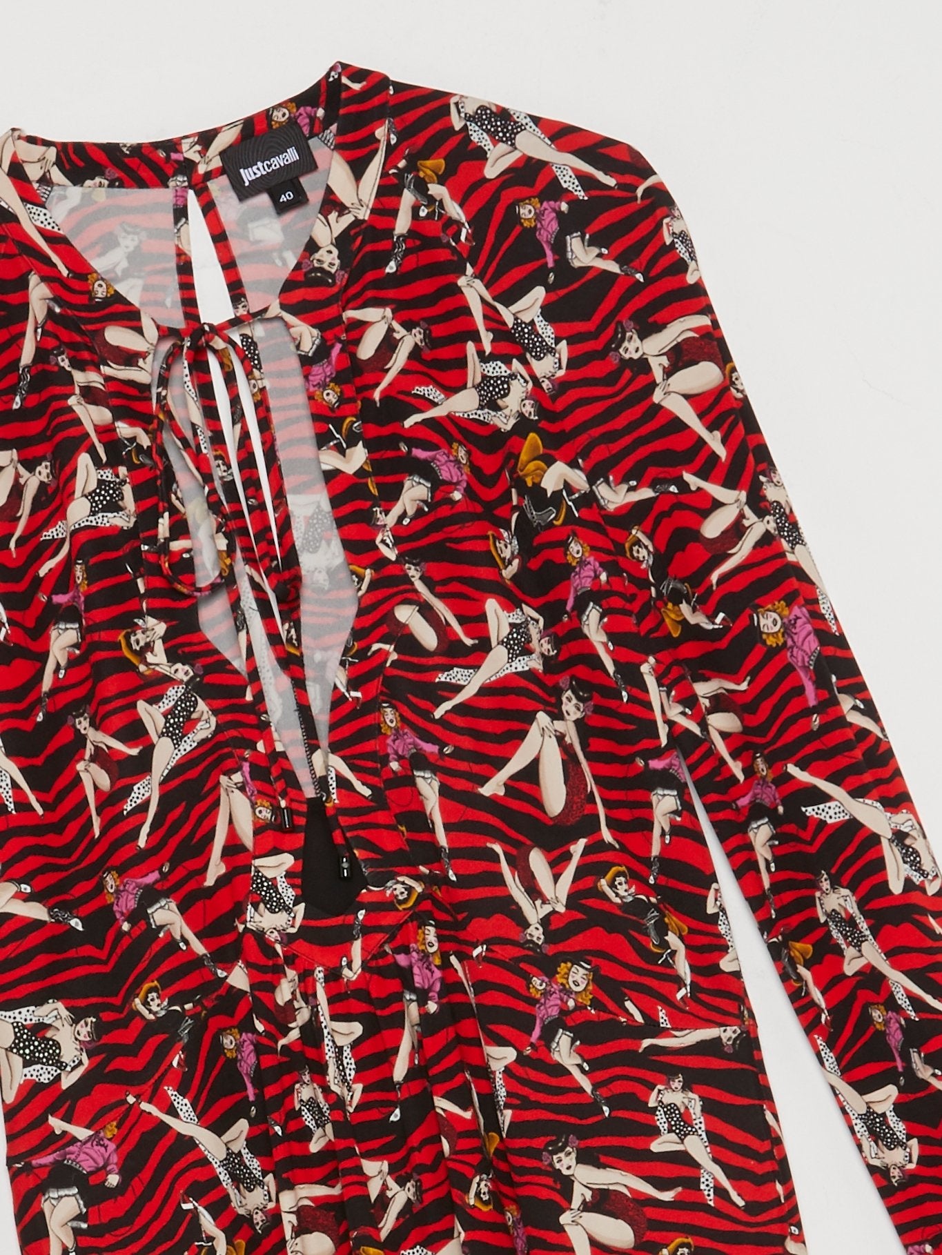 Красное платье с длинными рукавами и принтом