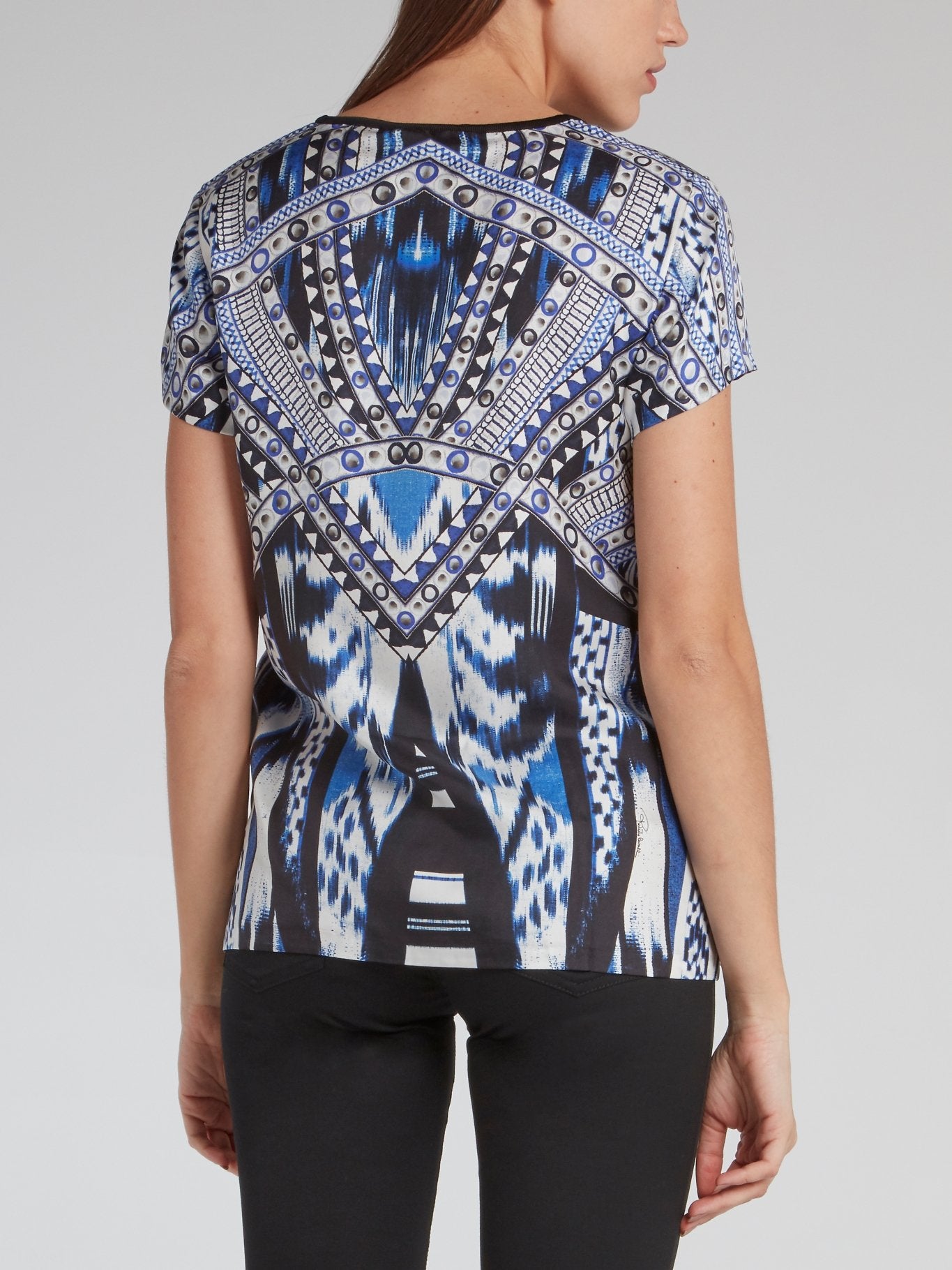 Синяя футболка с круглым вырезом и рисунком