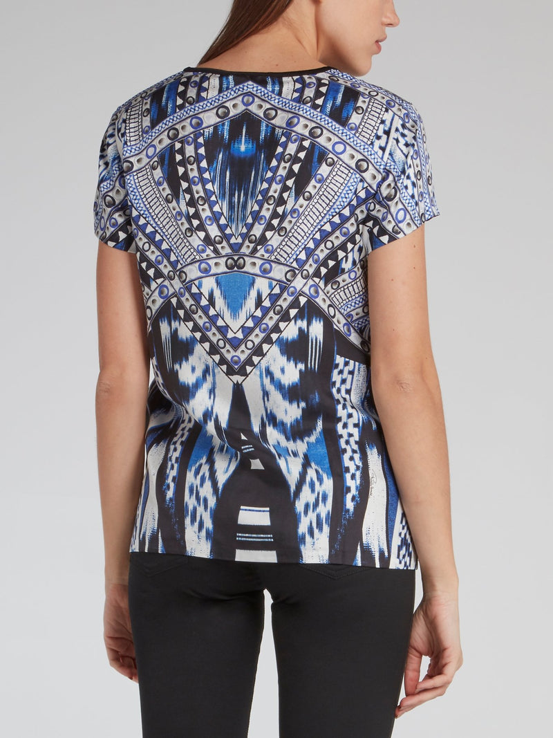 Синяя футболка с круглым вырезом и рисунком