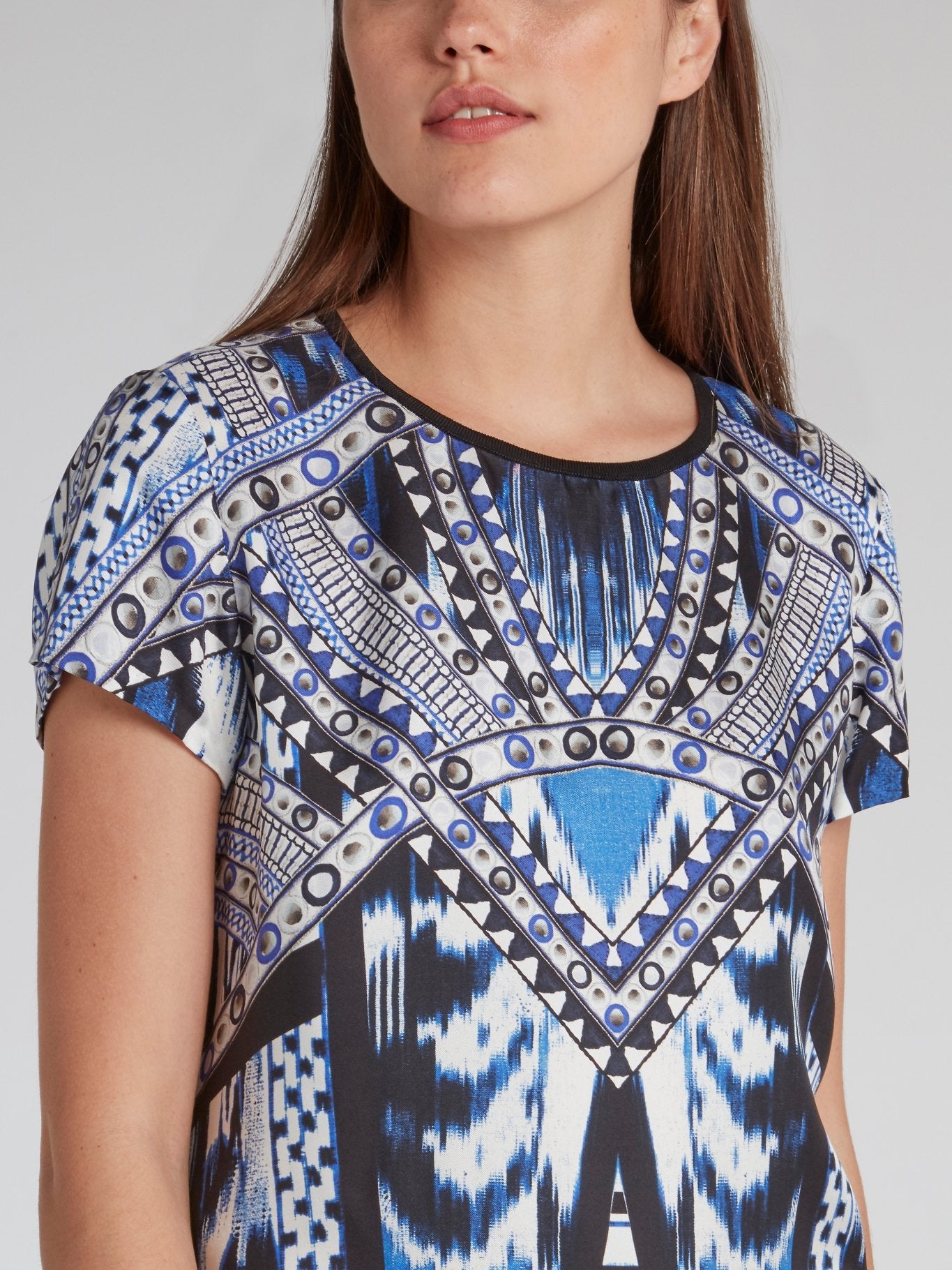 Синяя футболка с круглым вырезом и рисунком