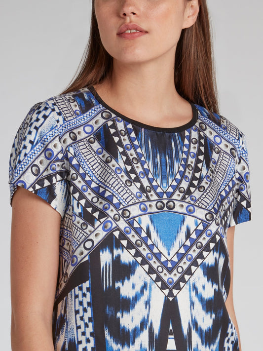 Синяя футболка с круглым вырезом и рисунком