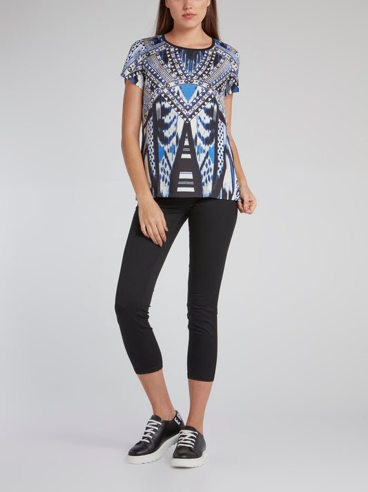 Синяя футболка с круглым вырезом и рисунком