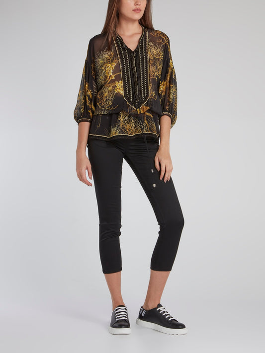 Черная блузка с поясом и принтом