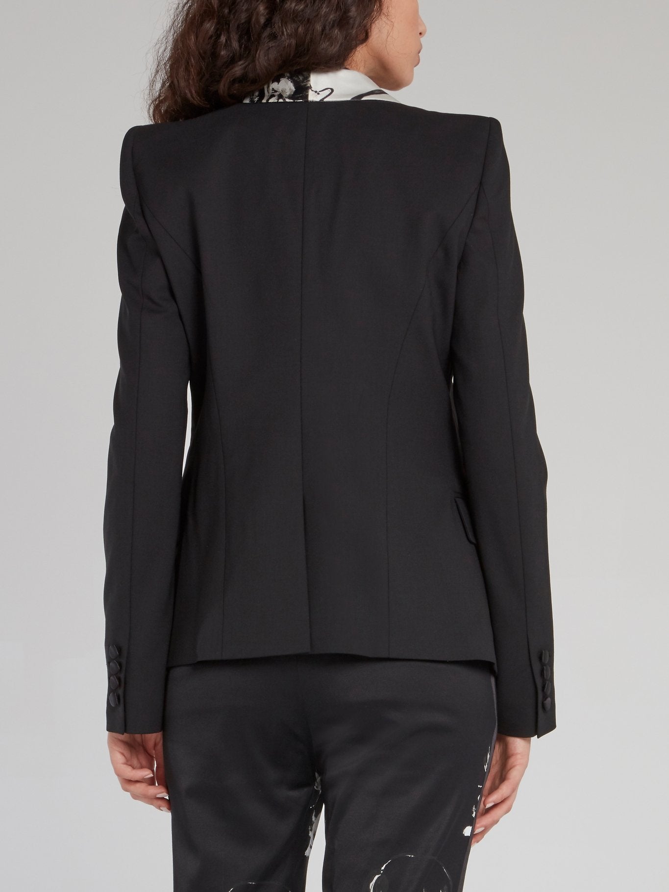 Черный блейзер с воротником и цветочным рисунком