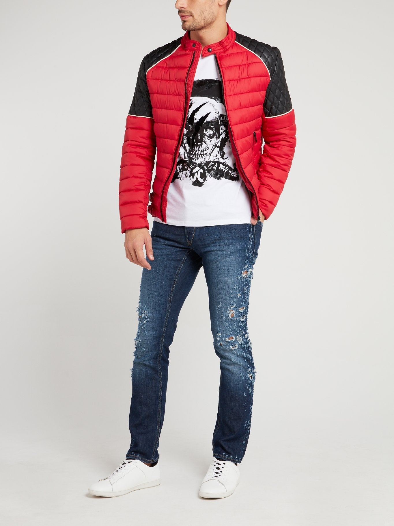 Синие джинсы с рваной отделкой