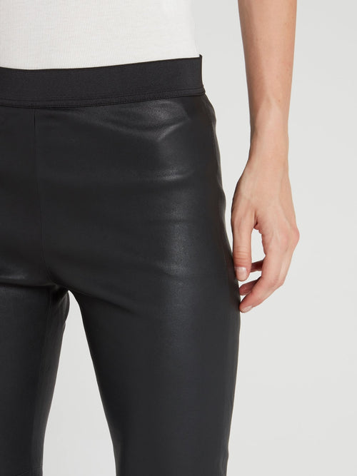 Черные кожаные брюки с эластичным поясом