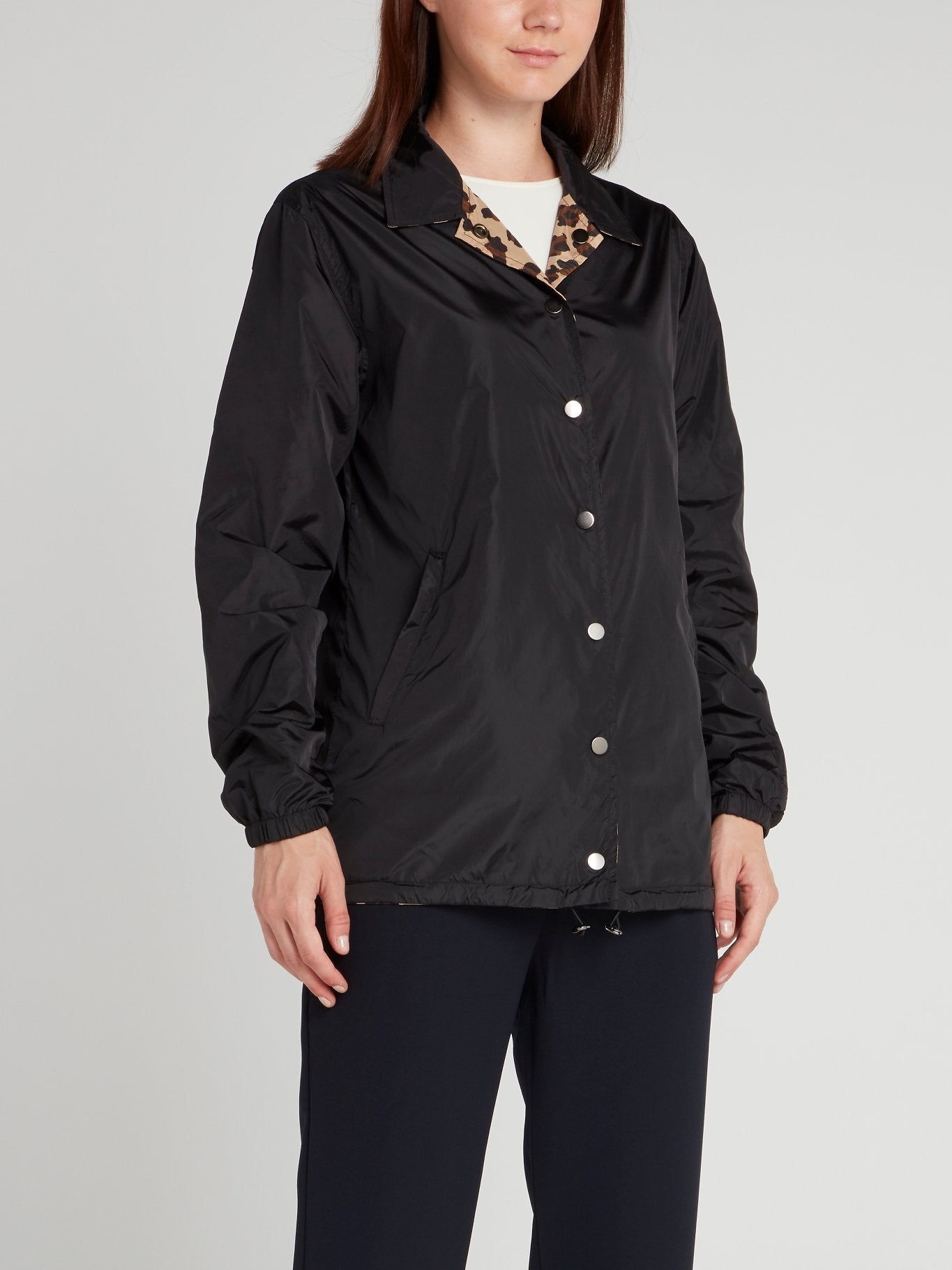 Черная куртка с подкладкой с леопардовым принтом