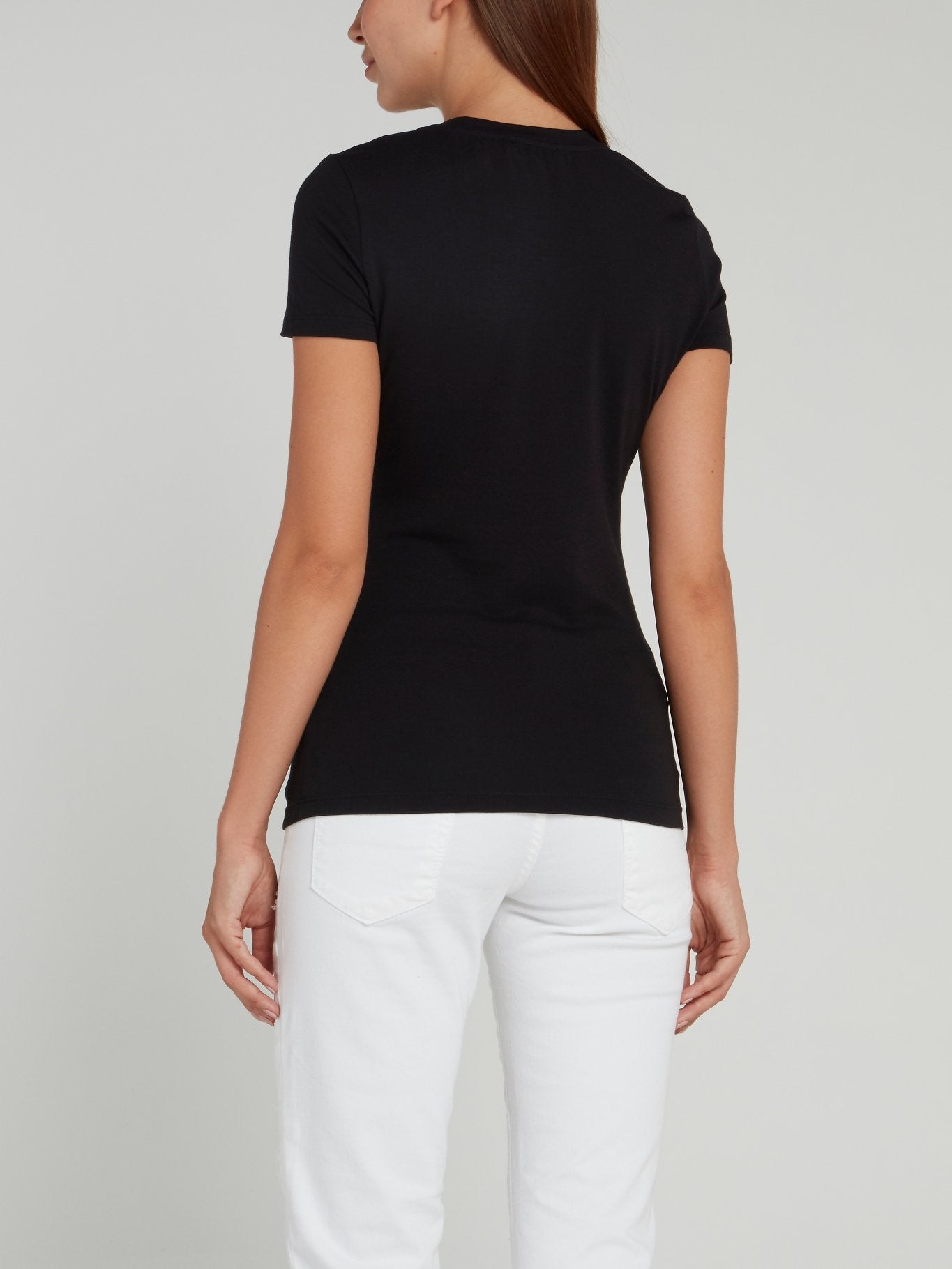 Черная приталенная футболка с круглым вырезом