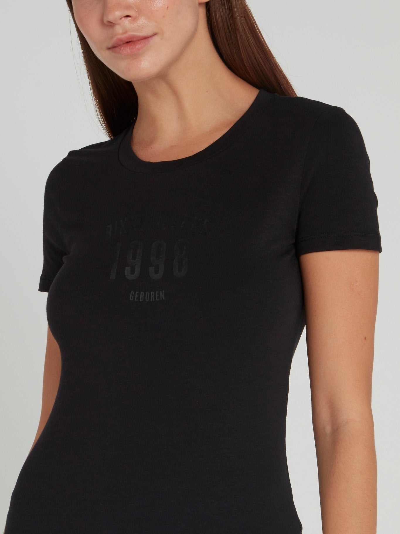 Черная приталенная футболка с круглым вырезом